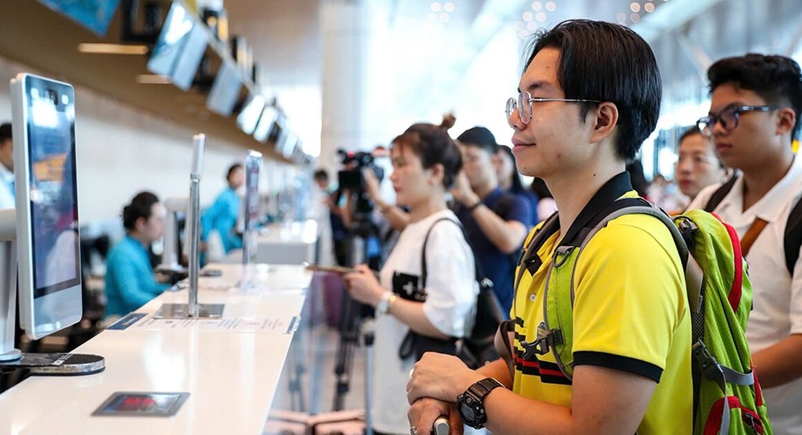 KHÁCH HÀNG MỘT ĐỒNG TRẢ CAO, CÓ ĐIỀU GÌ ĐANG GÂY CHAO ĐẢO THỊ TRƯỜNG VÉ MÁY BAY CHUYẾN TẾT?