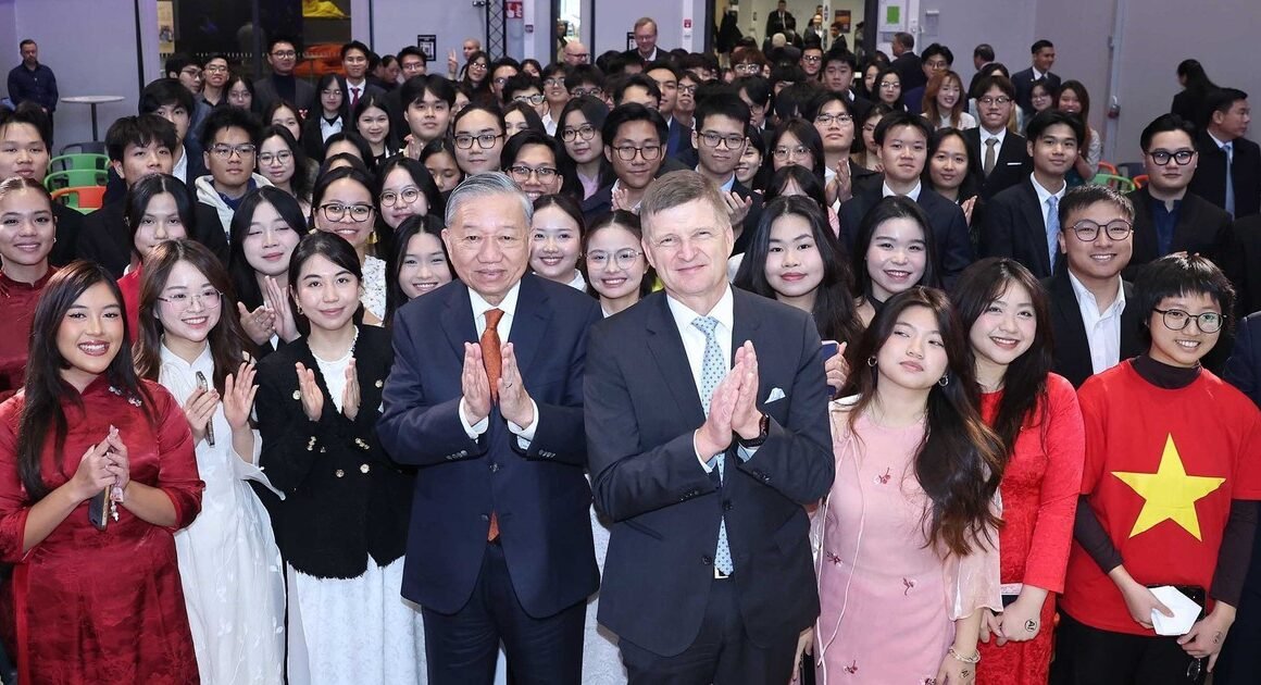 TỔNG BÍ THƯ TÔ LÂM GẶP GỠ SINH VIÊN VIỆT NAM TẠI PHẦN LAN TRONG CHƯƠNG TRÌNH ĐỘC ĐÁO