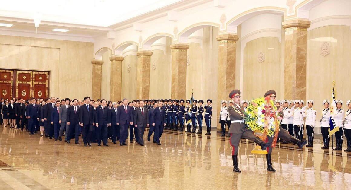 TỔNG BÍ THƯ TÔ LÂM ĐẾN CUNG KUMSUNSAN TƯỞNG NHỚ CHỦ TỊCH KIM NHẬT THÁNH VÀ TỔNG BÍ THƯ KIM JONG IL