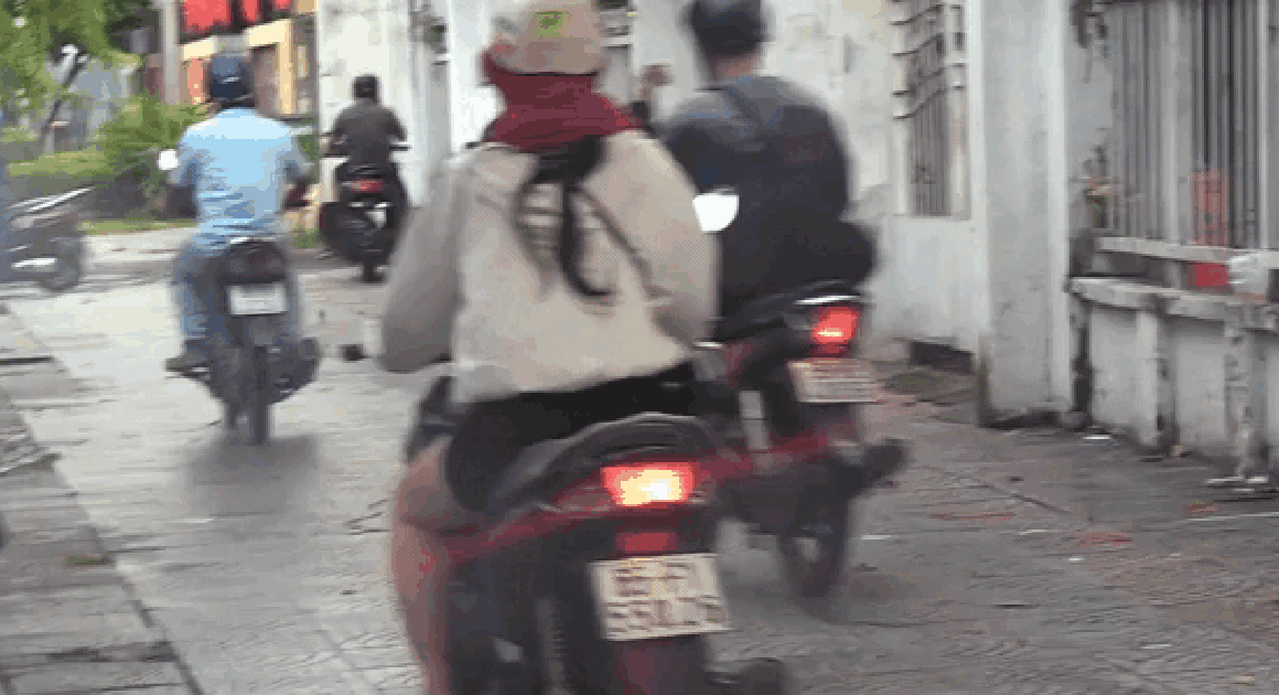 CHẠY XE TRÊN VỈA HÈ ĐỂ TRẢI NGHIỆM ĐƯỜNG ĐÔNG, DỨT KIÊN VƯỢT QUA SỰ KIỂM TRA CỦA CSGT!