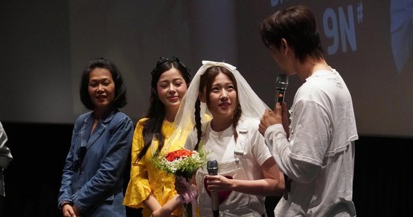 UYỂN ÂN NGƯNG NGÀNG KHI BỊ CẦU HÔN GIỮA ĐÔNG NGƯỜI VỚI CHIẾC NHẪN VÀNG ĐỘC ĐÁO