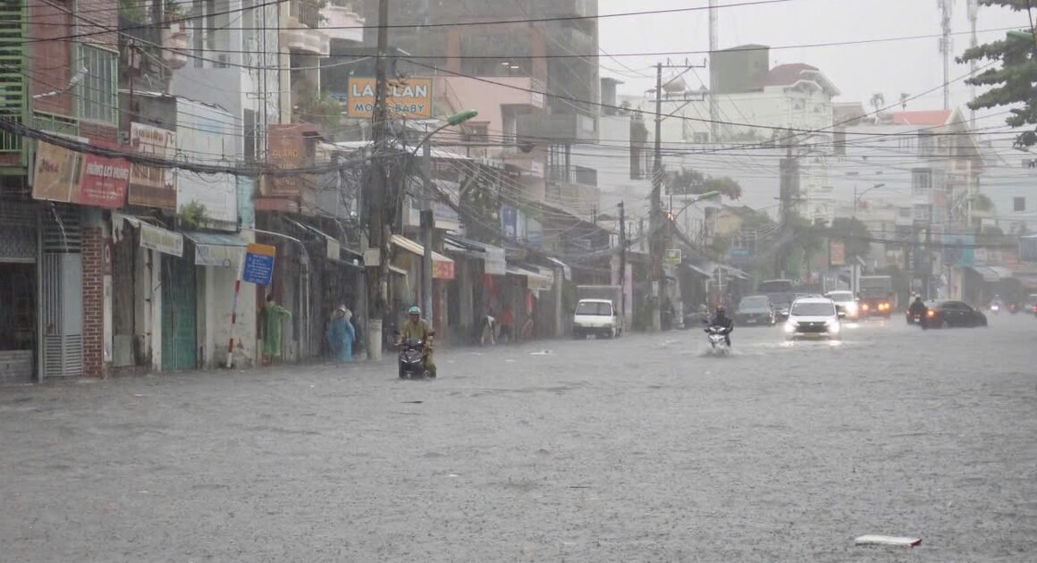 CƠN MƯA KÉO DÀI GÂY NGẬP NƯỚC HOÀN TOÀN NHA TRANG, KHU VỰC PHÍA BẮC NGẬP TRONG BIỂN NƯỚC.