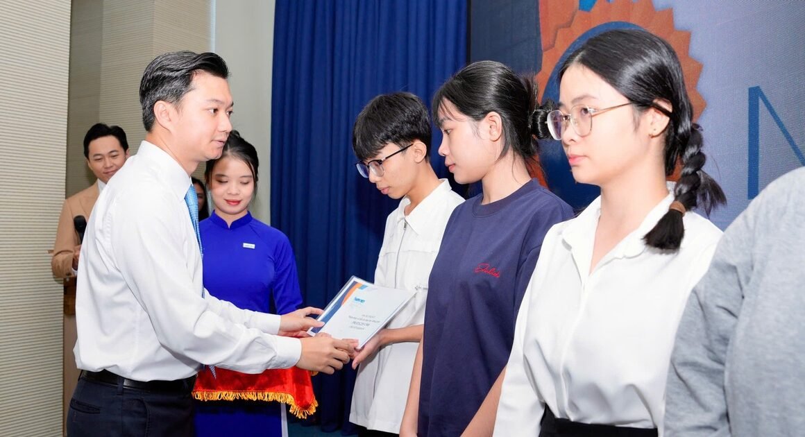 CHƯƠNG TRÌNH TRAO HỌC BỔNG GÂY NƯỚC MẮT ĐƯƠNG ĐẦU: HẠNH PHÚC KẾT NỐI NGƯỜI TRONG PHỐI CẢNH THẦN THÁI