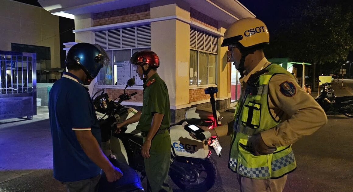 NAM THANH NIÊN SAY XỈN, PHỦ LỌA CẢNH SÁT RỒI ĐỨNG XỈNH VÀO BÀN NHẬU GIỮA ĐƯỜNG DÂY!