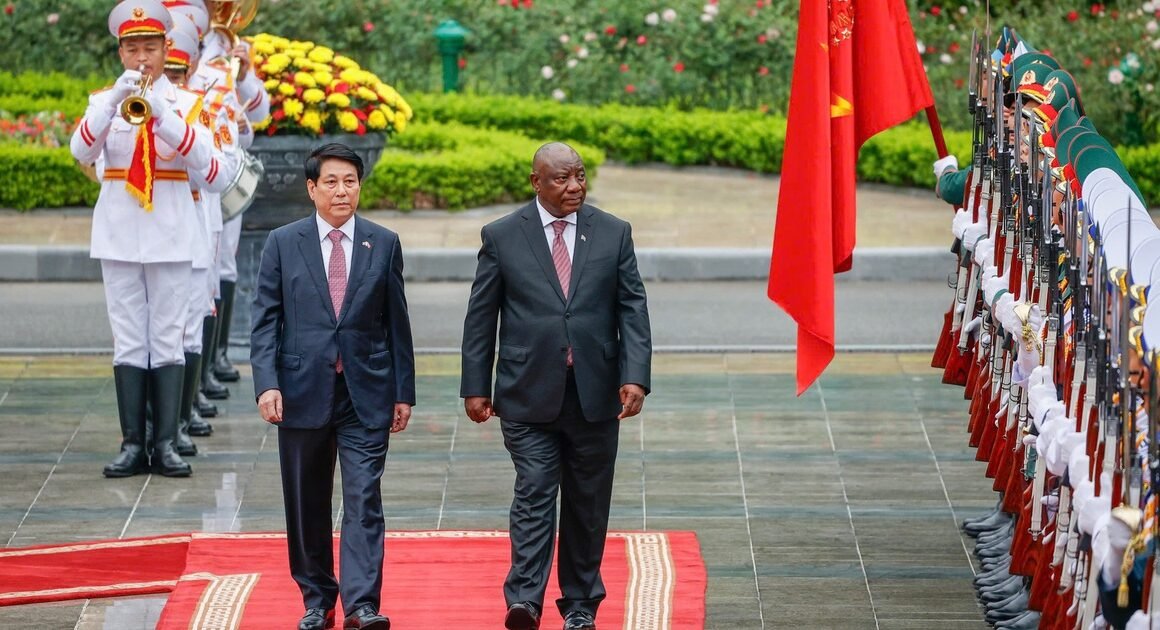 CHỦ TỊCH NƯỚC LƯƠNG CƯỜNG ĐÓN TIẾP TỔNG THỐNG NAM PHI MATAMELA CYRIL RAMAPHOSA TRONG BUỔI LỄ CẤP NHÀ NƯỚC ĐẶC BIỆT