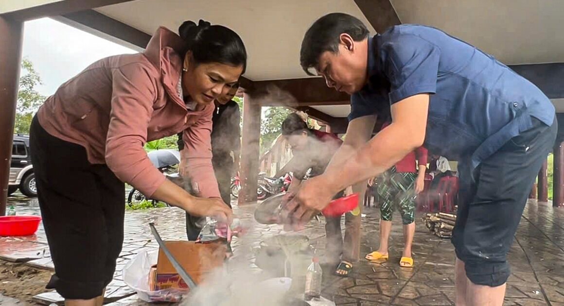 NGHỊCH CẢNH SẠT LỞ ĐẨY LÊN CHIẾC BẾP DÃ CHIẾN CỨU TRỢ NGƯỜI DÂN TRƯỜNG CHỐN Ở QUẢNG NGÃI