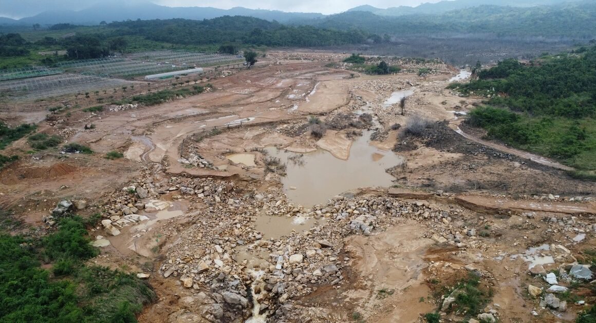 VỦA VỠ HỒ XẢY RA Ở TÀI SẢN CỦA CÔNG TY TRANG TRẠI VIỆT TRONG KHIỆN NƯỚC ĐỘC ĐÁO, GÂY CHUẨN BỊ KHẨN CẤP CHO TUY PHONG!