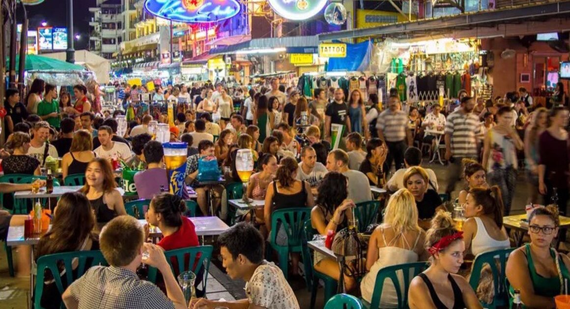 THÁI LAN ÁP DỤNG PHẠT 300 ĐÔ LA MỸ CHO NGƯỜI UỐNG RƯỢU BAN NGÀY – LUẬT MỚI ĐANG GÂY CHUỐNG TRẢI!