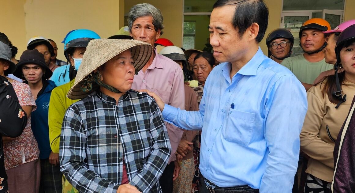 ĐOÀN CÔNG TÁC CỦA UỶ BAN TRUNG ƯƠNG MTTQ VIỆT NAM ĐÃ ĐẾN THĂM HỎI VÙNG LŨ ĐẮK LẮK: AI LÀ NHỮNG NGƯỜI ĐỒNG HÀNH, CHIA SẺ CẢM XÚC VỚI BÀ CON?