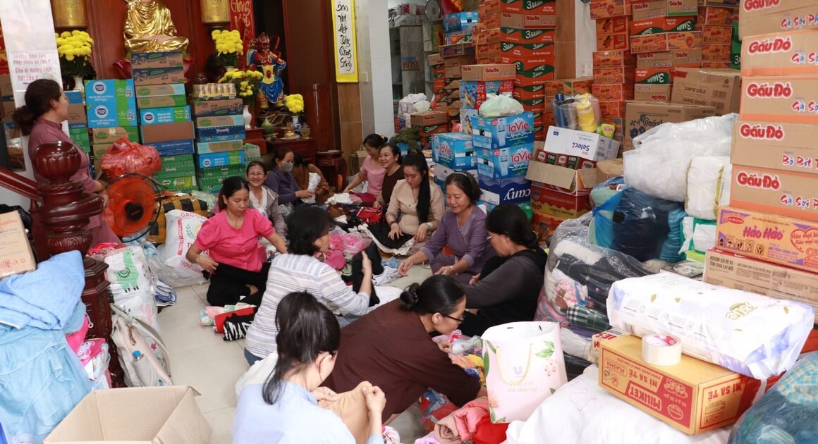 CHUYẾN XE CứU TRỢ ĐÙNG ĐỘ VỀ MIỀN TRUNG TRONG ĐÊM TẠI CÁC NGÔI CHÙA TP.HCM!