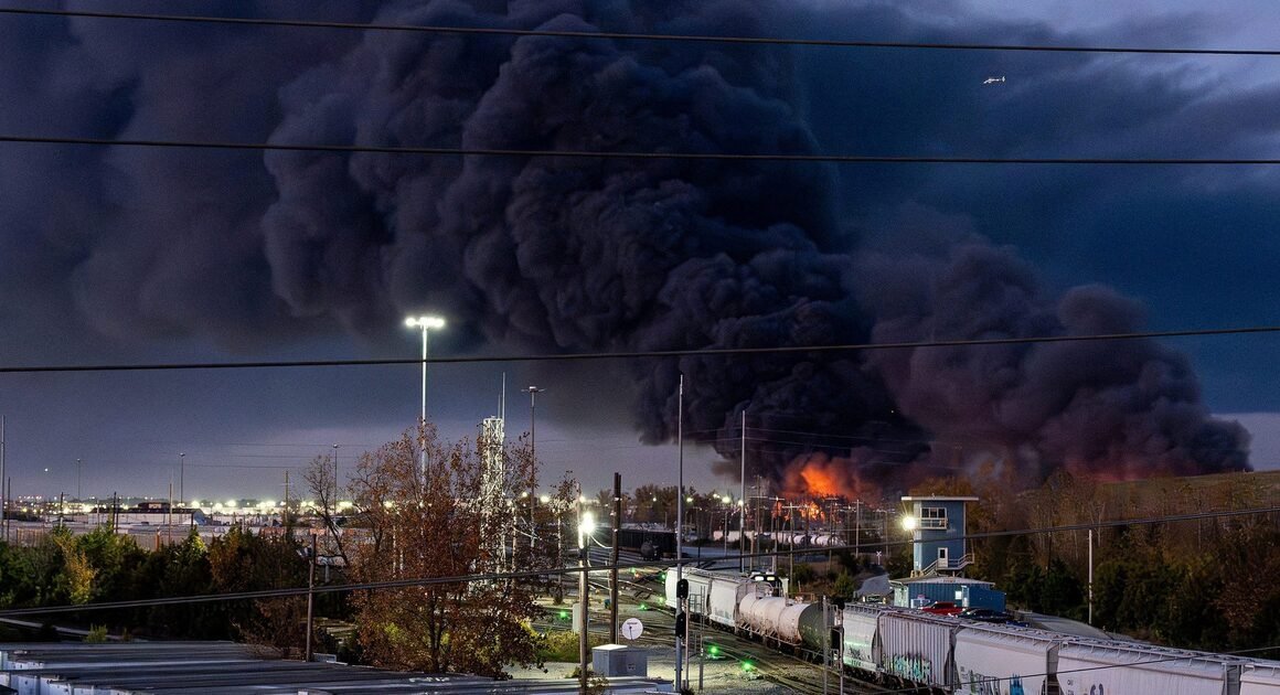 MÁY BAY CỦA TẬP ĐOÀN UPS RƠI XUỐNG KHU VỰC CƠ SỞ KINH DOANH GẦN SÂN BAY KENTUCKY, NHƯNG BỤC ĐỘNG THƯƠNG VỤ GÂY THIỆT HẠI KHÔNG NGỜ