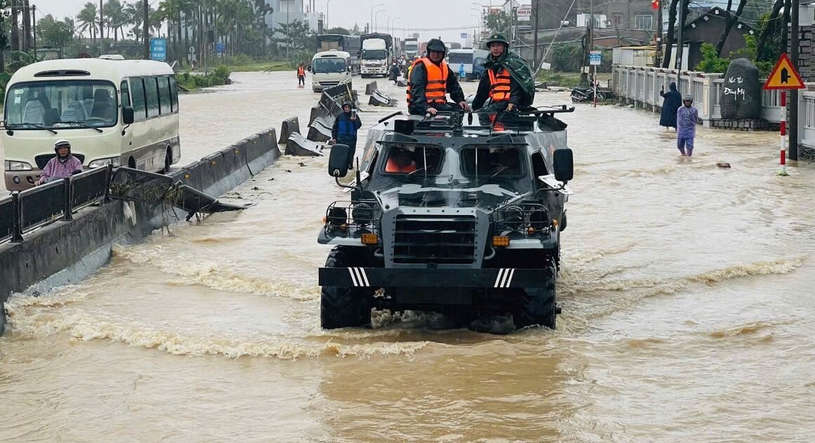 NHỮNG HÀNH ĐỘNG BẤT NGỜ GIỮA LŨ LỤT Ở ĐẮK LẮK: QUÂN ĐỘI CHIẾN ĐẤU GIỮA MỌI NGUY HIỂM ĐẾN CÙNG NGƯỜI DÂN