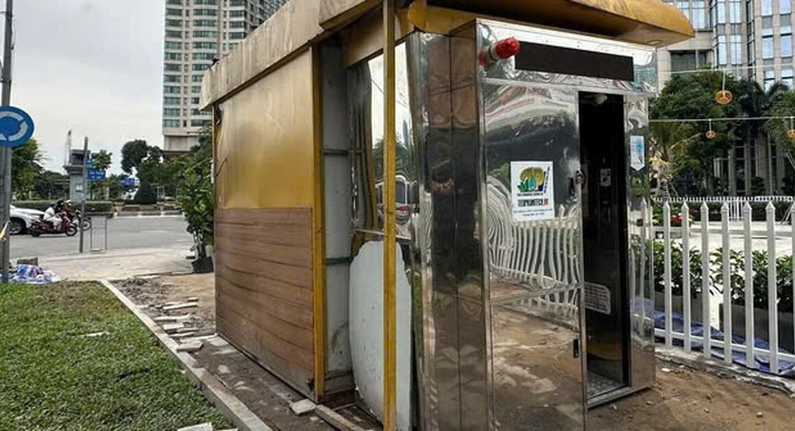 KHI CƠ QUAN CHỨC NĂNG XÁC MINH, AI ĐÃ “MẶT TRỐI” NHÀ VỆ SINH CÔNG CỘNG TRÊN ĐƯỜNG Ở SÀI GÒN?