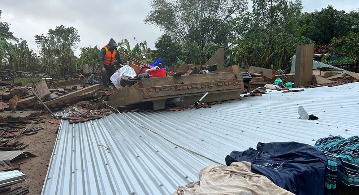 KHỦNG HOẢNG ĐẮK LẮK: ĐƯỜNG ĐI CỨU HỘ CẬN KỀ BÙN ĐẤT, NHỮNG CHUYẾN ĐI GIAN NAN CHƯA TỪNG CÓ!