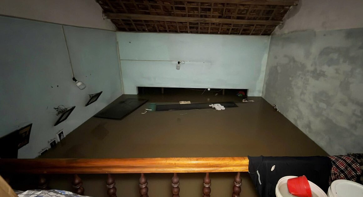 LŨ LỊCH SỬ CHƯA TỪNG THEO DÕI, GIA ĐÌNH ANH ĐỨC TƯ CHUẨN BỊ DỞ MÁI NGÓI CHỐT CHẶT TRƯỚC NGUY CƠ NƯỚC DÂY TRỞ LẠI