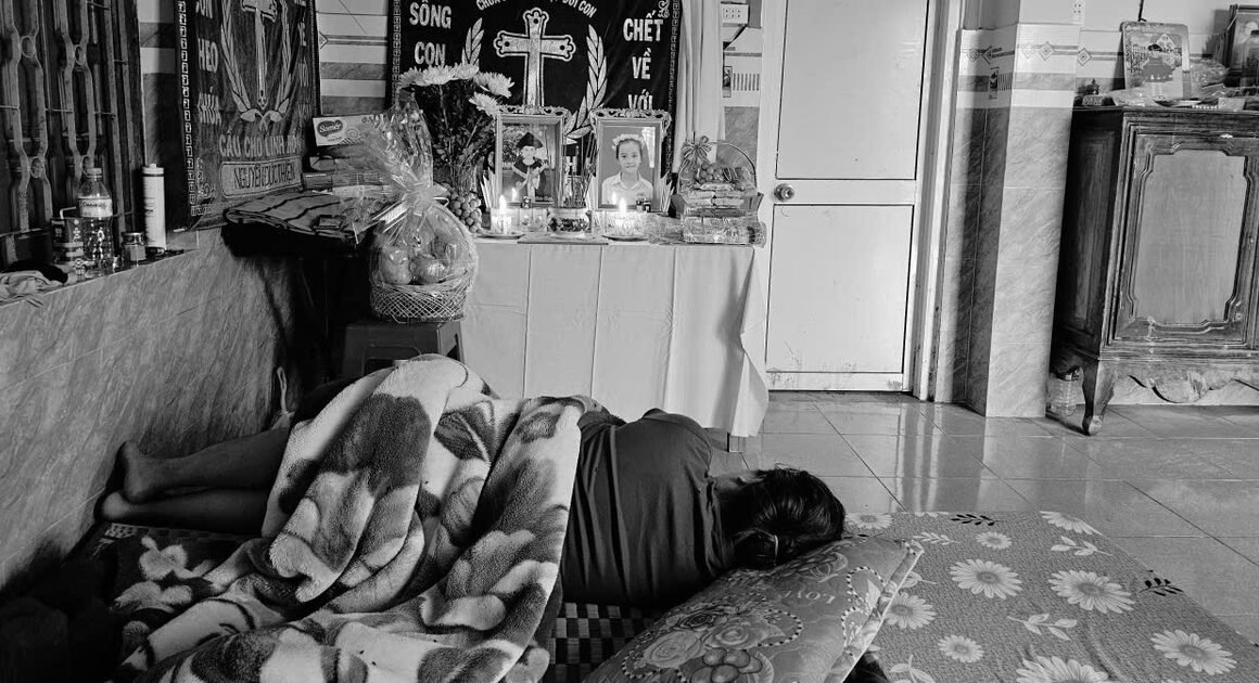 NGƯỜI MẸ CHỈ MẮT NHÌN BÀN THỜ, KHÓC CẠN NƯỚC MẮT VÌ MẤT CON TRONG LŨ CUỐN Ở ĐẮK LẮK