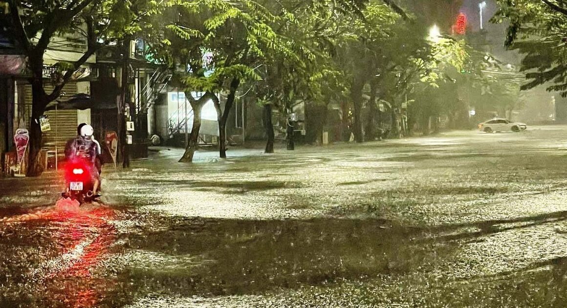 LŨ TRÊN SÔNG ĐÀ NẴNG VƯỢT NGƯỠNG BÁO ĐỘ 3, DÂN DỊ CHẠY LŨ LẦN 2 Ở PHỐ CỔ HỘI AN!