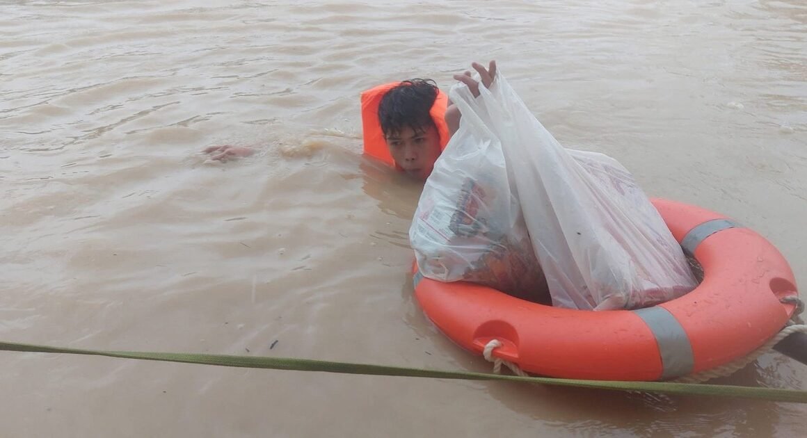 CÁC TRƯỜNG HỌC TP.HCM KÊU GỌI CÙNG NƯỚC CỨU TRỢ MIỀN TRUNG ĐỊA ĐẠO NGHẸN NGẶT!