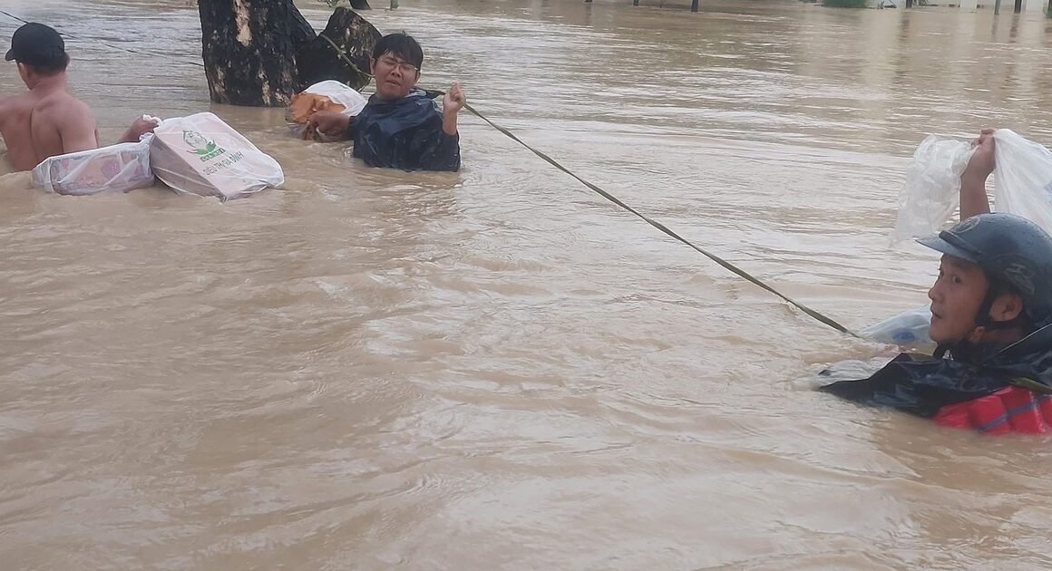 KHI LŨ BÙNG NỔ TRONG ĐÊM, AI SẴN SÀNG DẪN ĐƯỢC CÁC ANH HÙNG THẦY CÔ SẴN SÀNG ĐIỀU GÌ ĐỂ CỨU TRỢ HỌC SINH?