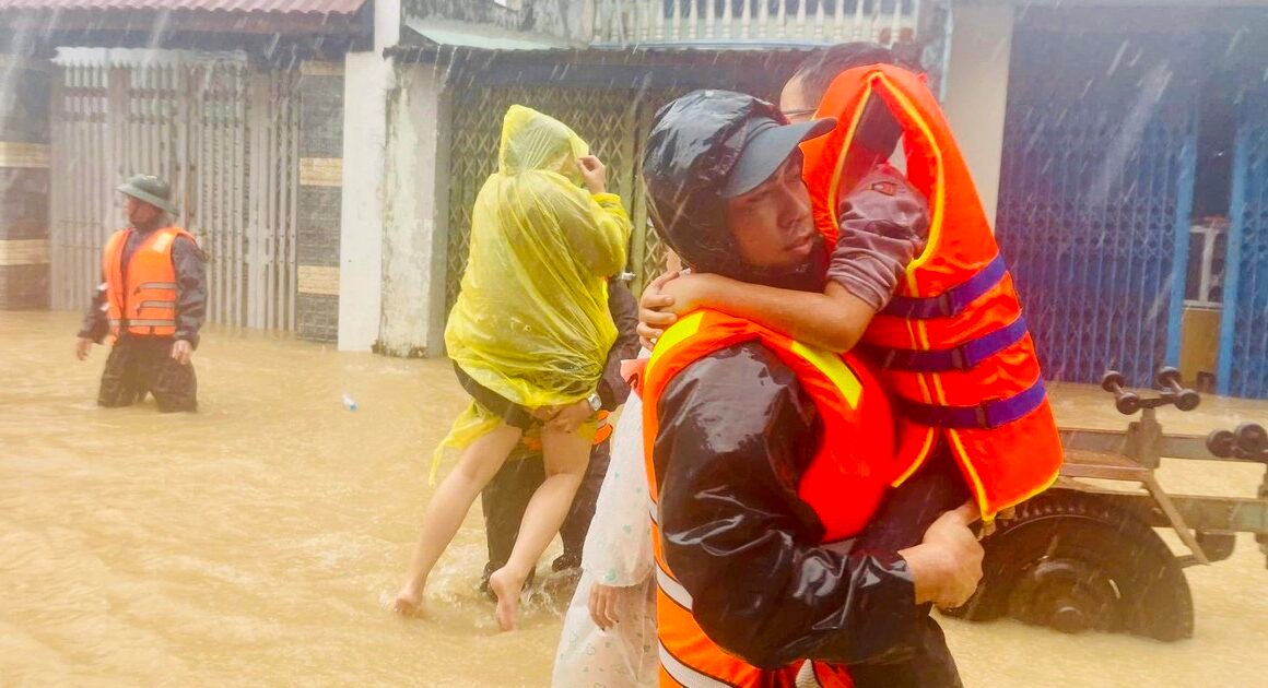 KHI CẢ NHÂN ĐẠO LÊN CHÂN, THANH NIÊN BÁO ĐỨC LÀM GÌ GIỮA MƯA LŨ NGUY HIỂM?