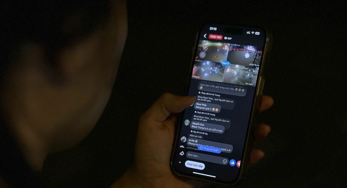 KHI LŨ TRÊN SÔNG DẦN TRỞ LẠI, HÀNG NGÀN NGƯỜI DÂN HUẾ CHÊM SÉC XEM LIVESTREAM CẬP NHẬT MƯA LŨ ĐÊM TỐI 2.11!