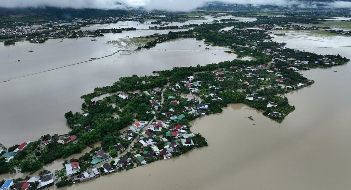 KHÁNH HÒA NGẬP ÚNG NẶNG NỀ, MỰC NƯỚC CÒN TIẾP TỤC DẦN DẦN DÂNG CAO!