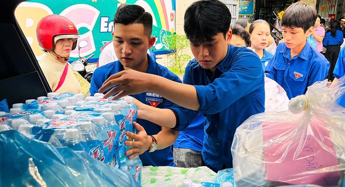 XUẤT HIỆN ĐỘI NGŨ THANH NIÊN VƯỢT KHÓ, ĐỨNG TRẬT TRÊN CHỐT ĐÁY BÃO LŨ!