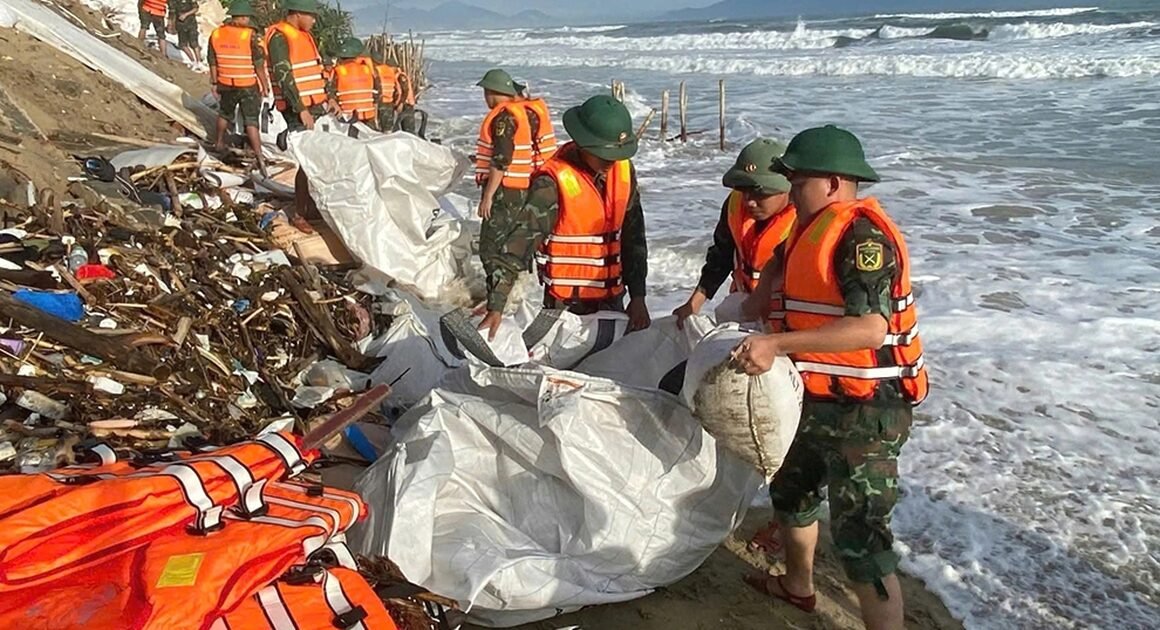 XUẤT HIỆN BÃO KALMAEGI, MIỀN TRUNG ĐANG ĐỐI DIỆN NGUY CƠ MƯA LỚN VÀ SẠT LỞ TIẾP DIỄN!