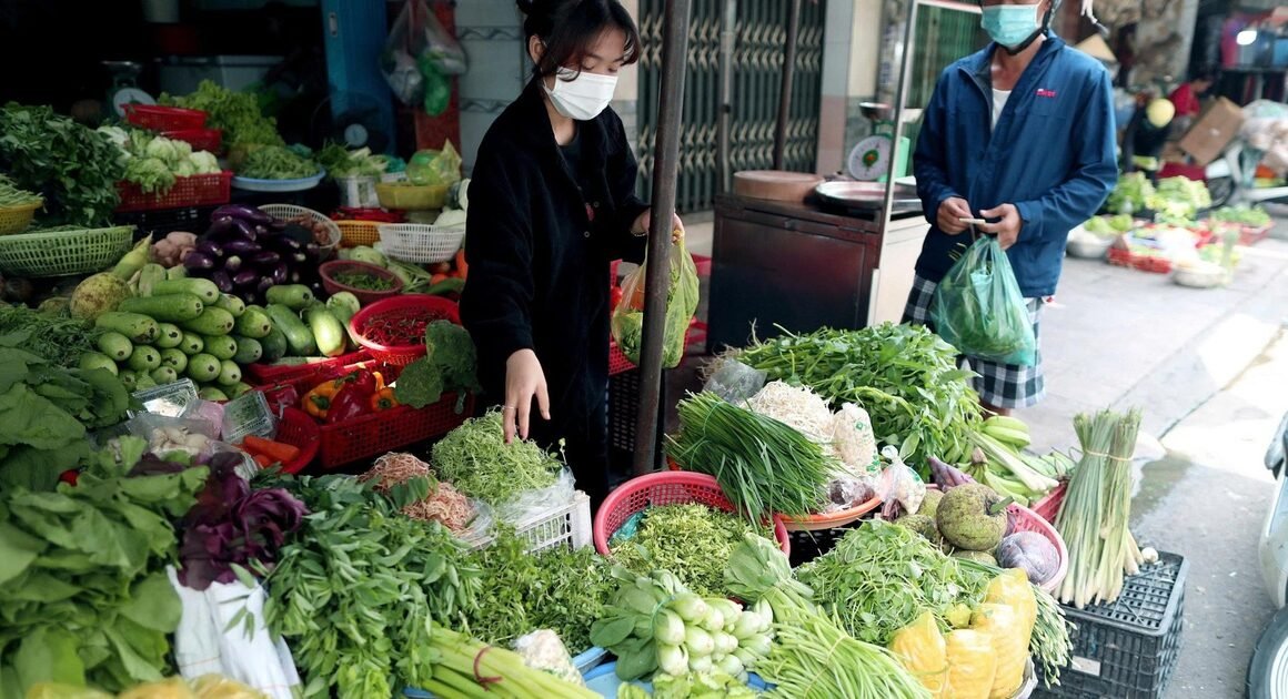 GIÁ RAU XANH TĂNG VỘT DO MƯA BÃO GÂY ÁCH TẮC GIAO THÔNG, SIÊU THỊ ĐANG CỐ GẮNG GIỮ ỔN ĐỊNH