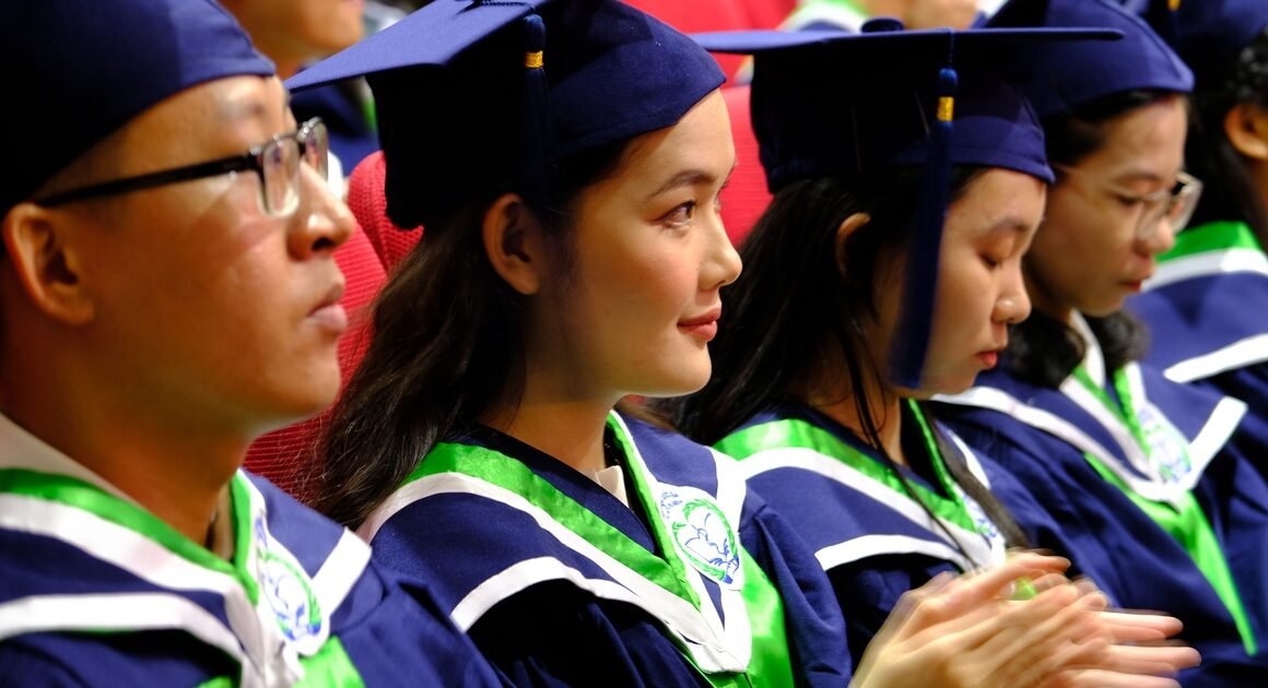 BẠN ĐÃ TỪNG NGHĨ GÌ VỀ VIỆC CHỈ CÓ TRƯỜNG Y MỚI ĐƯỢC ĐÀO TẠO BÁC SĨ?