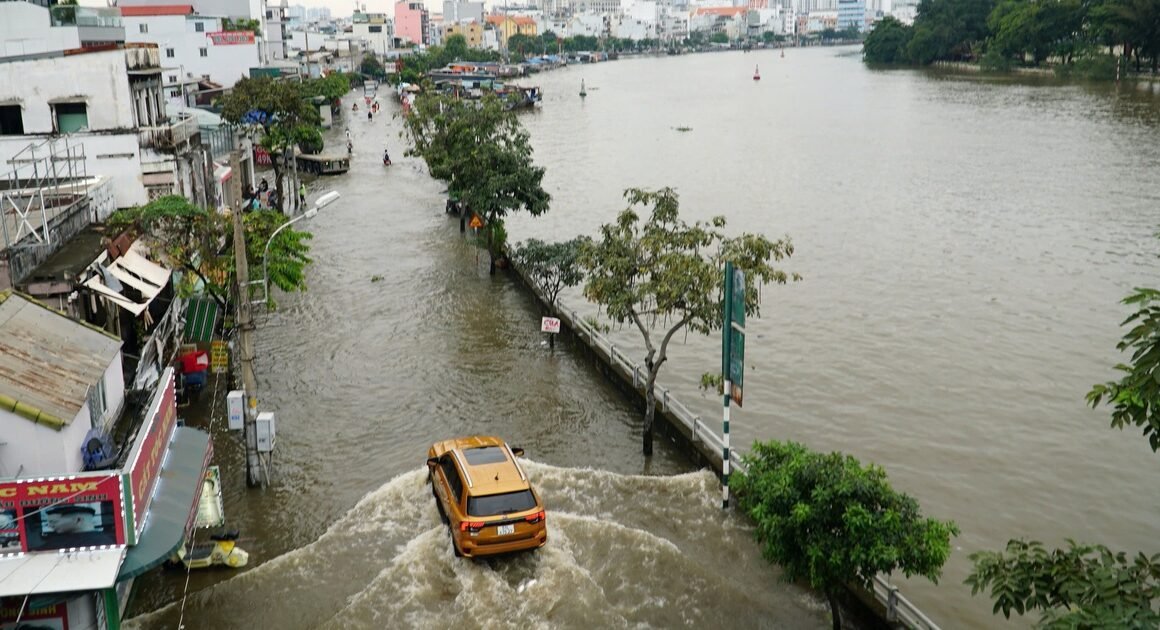 **GƯƠNG MƯA LỚN SẮP TÙNG CHIẾU, TP.HCM CÓ THỂ GẶP NGUY CƠ LŨ QUÉT ĐẦU THÁNG 10!**