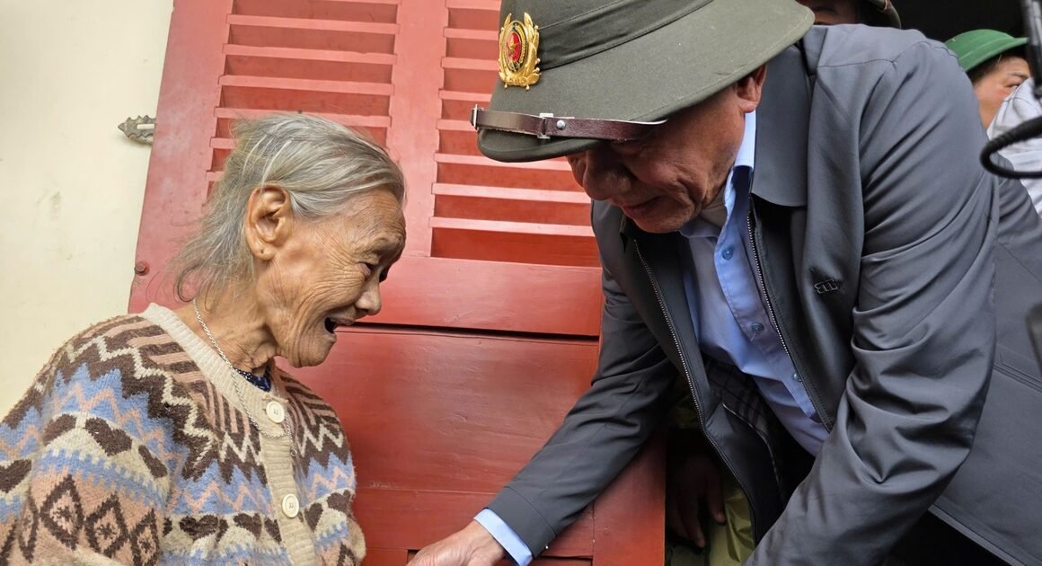 ĐOÀN CỦA BỘ CHÍNH TRỊ ĐẾN THĂM XÃ BỊ ẢNH HƯỞNG NẶNG VÌ NGẬP LỤT: SẼ CÓ GÌ ĐỔI MỚI?