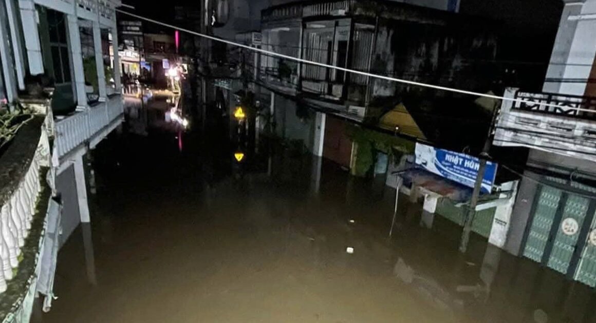 BÃO KALMAEGI GÂY LŨ LỤT NGUY HIỂM: CÁC HỘ DÂN ĐỐI MẶT VỚI NGUY CƠ TRỞ BỜ TRONG ĐÊM