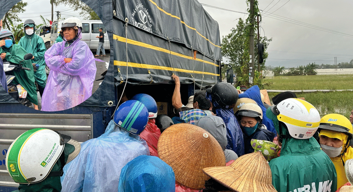 HÀNG NGÀY Ô TÔ CHỞ HÀNG TỶ ĐỒ CỨU TRỢ HÀNG TRĂM KM HƯỚNG VỀ XÃ HÒA THỊNH, ĐẮK LẮK, NƠI NGƯỜI DÂN MỪNG RỠ TRONG MƯA, CHƯA TỪNG THẤY!