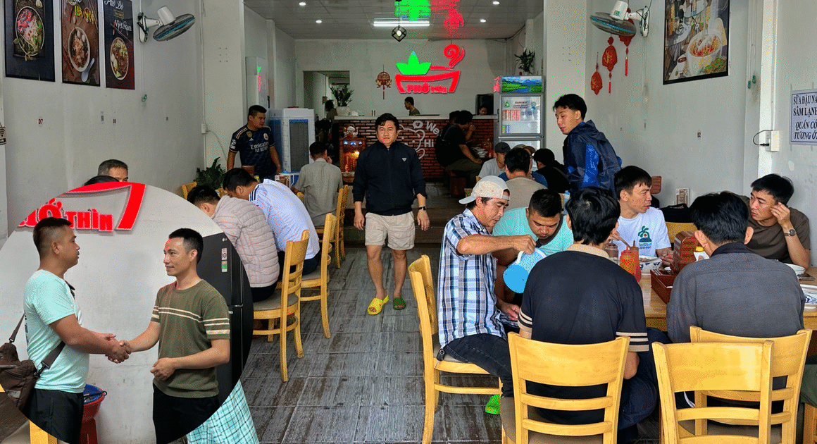 TIỀN ĐỀNG CHO ĐOÀN CỨU TRỢ, CHỦ QUÁN PHỞ Ở ĐẮK LẮK CƯỚI CẢ TRÁI TIM BÙNG CHÁY YÊU THƯƠNG TỪ NHỮNG ĐÓNG GÓP CỦA MỌI NGƯỜI.