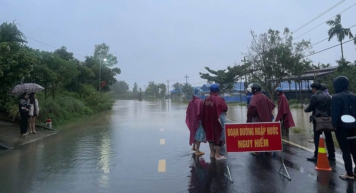 NƯỚC LŨ DỰ DẬT HUYẾT MẠCH, CÁC ĐOÀN XE KẸT CHẶT, CHIẾN DỊCH CỨU HỘ GẶP KHÓ KHĂN!