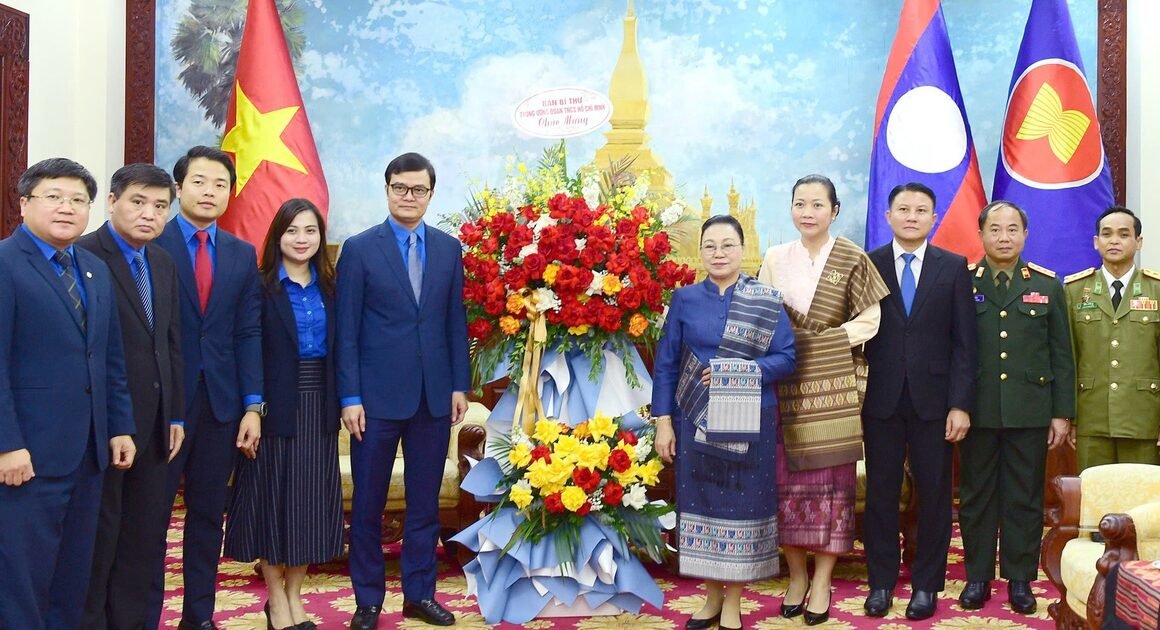 KHI ĐẤT NƯỚC LÀO KHAI MẠC MỐC CHIẾN LƯỢC, BỨC TRANH GẮN BÓ GIỮA HAI ĐẢNG VÀ NHÂN DÂN BÙNG SÁNG HƠN BAO GIỜ HẾT