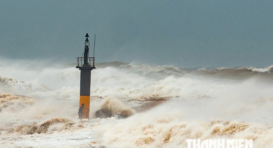 BÃO SỐ 13 SẮP ẤP ĐẾN, MIỀN TRUNG SẮP GẬY NHẸN VỚI 2 ĐỢT MƯA LỚN LIÊN TIẾP!