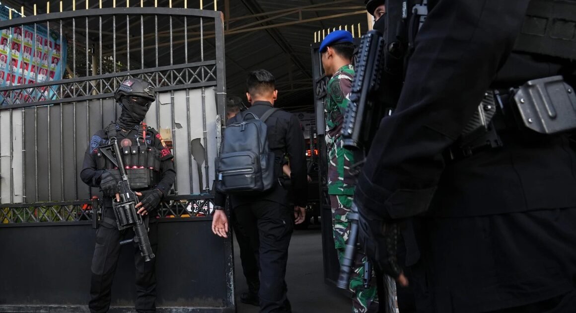 NHỮNG VỤ NỔ ĐỘ GẦN NHÀ THỜ HỒI GIÁO Ở JAKARTA GÂY CHO NGƯỜI DÂN SỐC TRƯỚC TÂM BỊCH CHUYỆN BẾN CẠNH NHƯ THẾ NÀY!