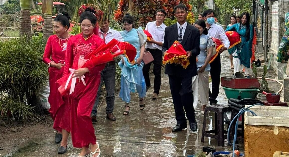 SAU CƠN LŨ TÀN PHÁ, NỤ CƯỜI NGƯỜI CHA MẸ ẤY vẫn RẠNG BUSC ĐỂ ĐÁP ỨNG NGÀY ĐẶC BIỆT CỦA CON!