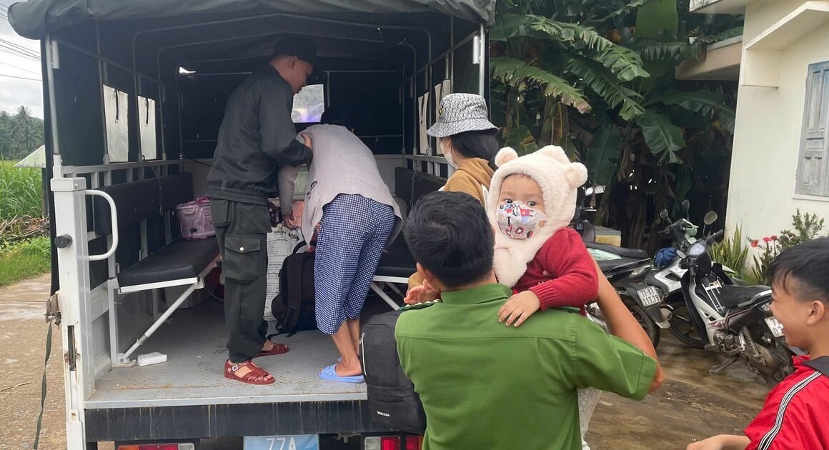 BÃO KALMAGIỆNG SẮP ĐỔ BỘ, CHUẨN BỊ KHÔNG ĐỂ NGƯỜI DÂN Ở TRÊN TÀU THUYỀN!