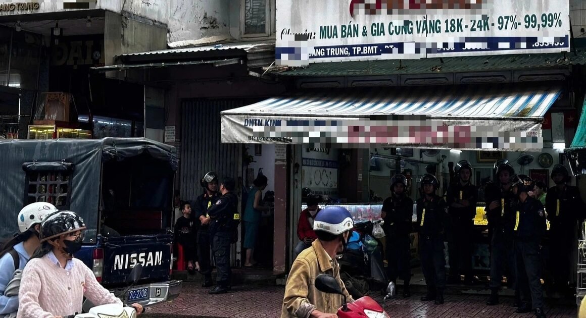 KHÁM PHÁ BÊN TRONG TIỆM VÀNG NỔI TIẾNG ĐƯỢC KIỂM TRA GẦN ĐẾN BẾN, NHUNG RỐT CUỐI GÌ ĐÃ BỊ BÁO CÁO?