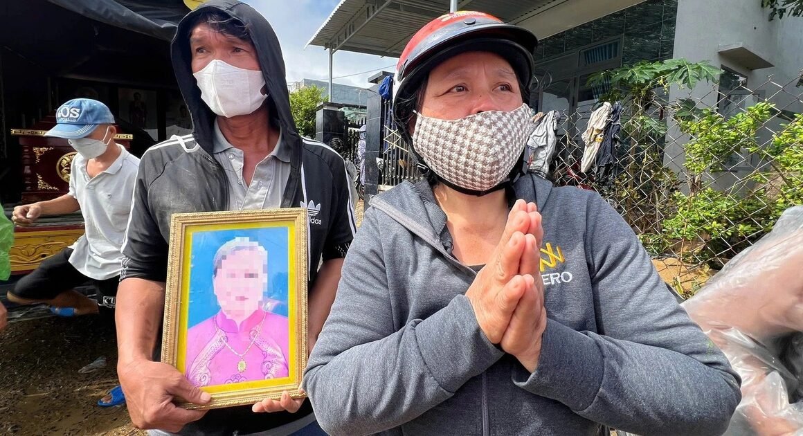 MƯA LŨ MIỀN TRUNG GÂY THIỆT HẠI KHỦNG KHIẾP, HƠN 100 NGƯỜI CHẾT VÀ MẤT TÍCH CHÍNH XÁC MỚI ĐẾN BƯỚC NÀY!