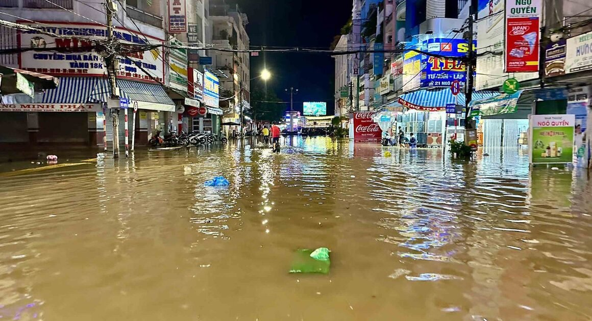 TIỀN TRĂM NGHÌN TỶ ĐỒNG ĐỔ VÀO CHỐNG NGẬP CẦN THƠ, VẬY TẠI SAO NƯỚC VẪN BỦA VAY VÀ GIẢI PHÁP LẠI CHƯA THỂ GIẢI QUYẾT?