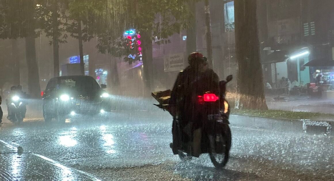 CHUẨN BỊ ỨNG PHÓ MƯA LỚN SẮP TỚI: TP.HCM CÓ THỂ ĐÓN HƠN 110MM, ĐẢM BẢO AN TOÀN NGAY TỪ BÂY GIỜ!