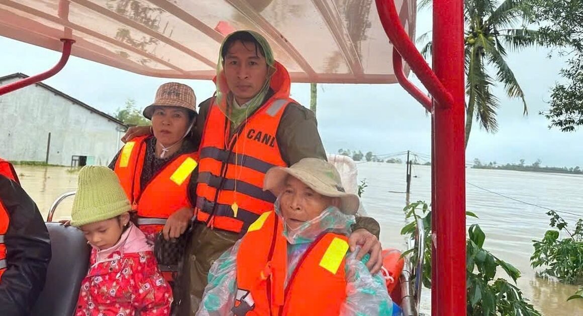 CÁN BỘ, CHIẾN SĨ CÔNG AN ĐẮK LẮK DÙNG XUỒNG CỨU NGƯỜI GIỮA VÙNG NGẬP ĐỌC ĐÁO!