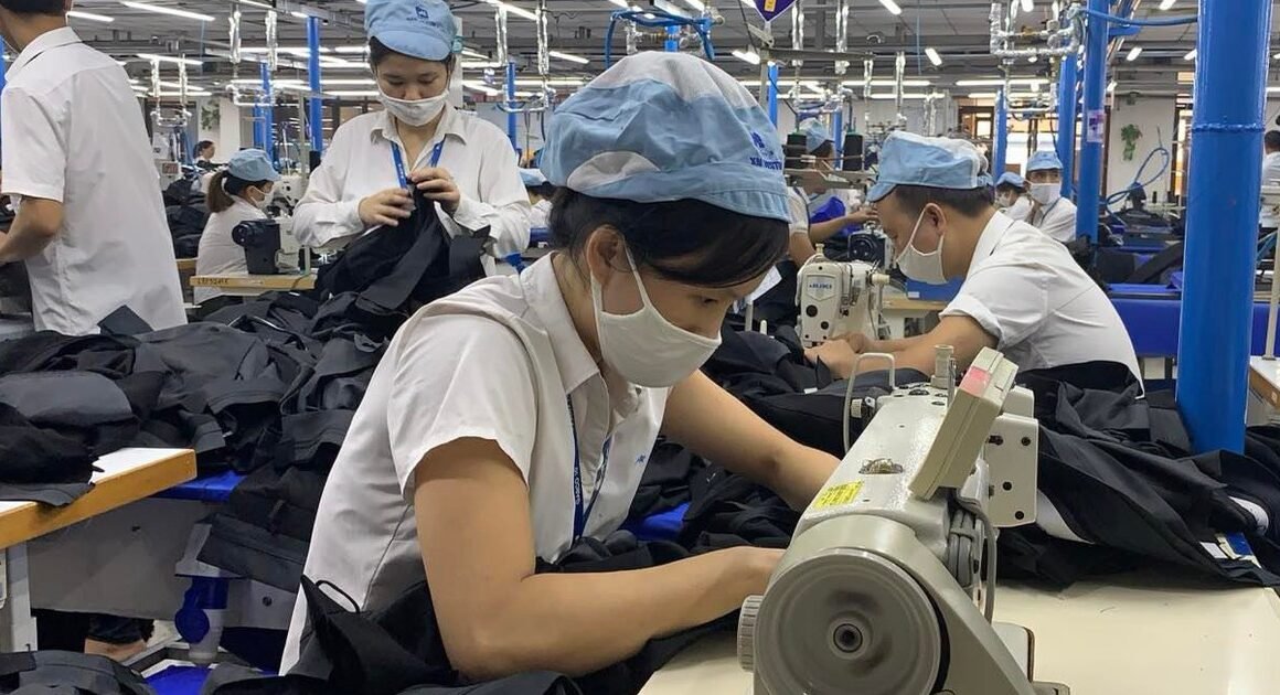 BẢO ĐẢM TIỀN LƯƠNG TỐI THIỂU ĐỦ SỐNG – CHÌA KHÓA CHO PHÁT TRIỂN BỀN VỮNG CỦA ĐẤT NƯỚC?