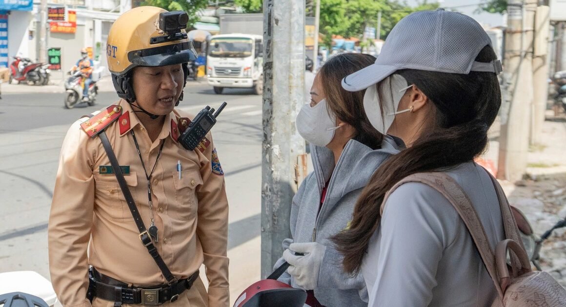 AI SỐNG CÒN ĐANG ĐÁNH BẠI PHỤ HUYNH VÀ HỌC SINH KHÔNG ĐỘI MŨ BẢO HIỂM TRONG GIỜ TAN TRƯỜNG!