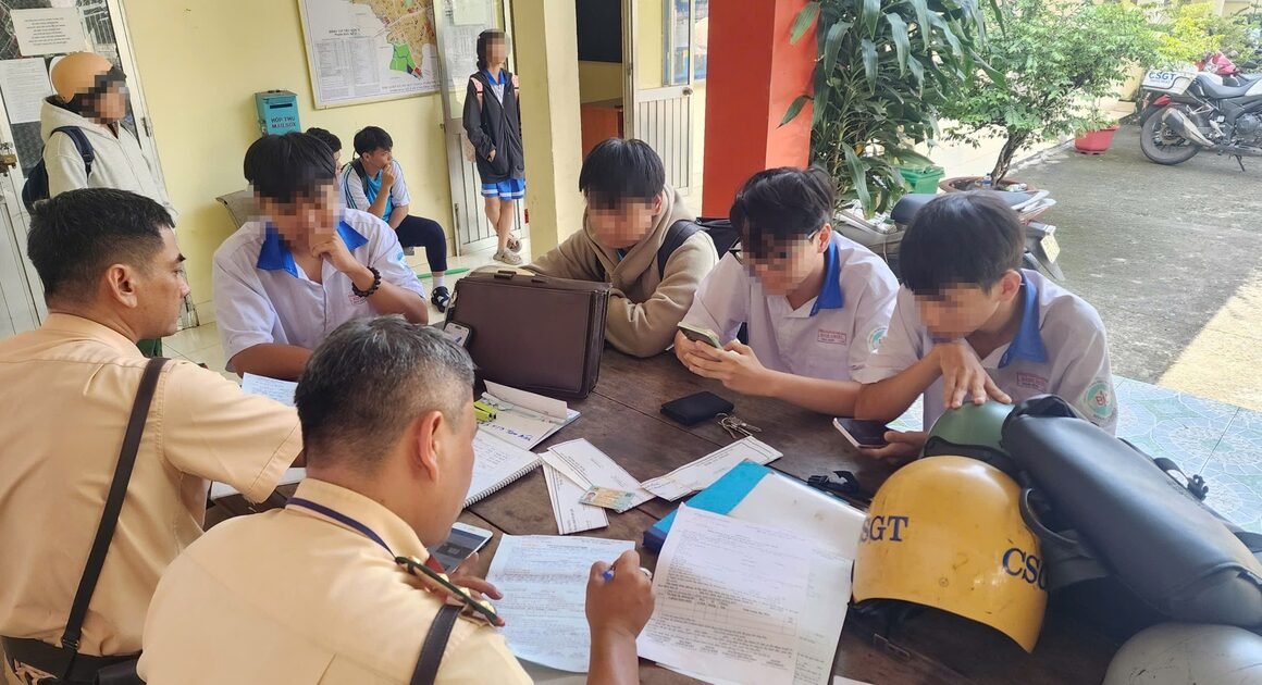 CHUYỂN ĐỘNG CHỚP NHOÁNG: CSGT TPHCM BẤT NGỜ KIỂM TRA BÃI XE TRƯỜNG HỌC, NHIỀU HỌC SINH VÀ PHỤ HUYNH BỊ XỬ PHẠT VÌ VI PHẠM GIAO XE CHƯA ĐỦ ĐIỀU KIỆN!