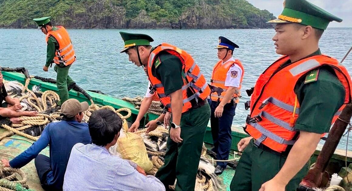 LŨ NGƯ DÂN TRÊN BIỂN ĐANG GẶP NGUY CỐC NGHIÊM TRỌNG KHI NHIỀU TÀU CÁ BỊ NẠN, 5 NGƯ DÂN ĐƯỢC CỨU SỐNG, 3 NGƯ DÂN CHẾT MẤT.